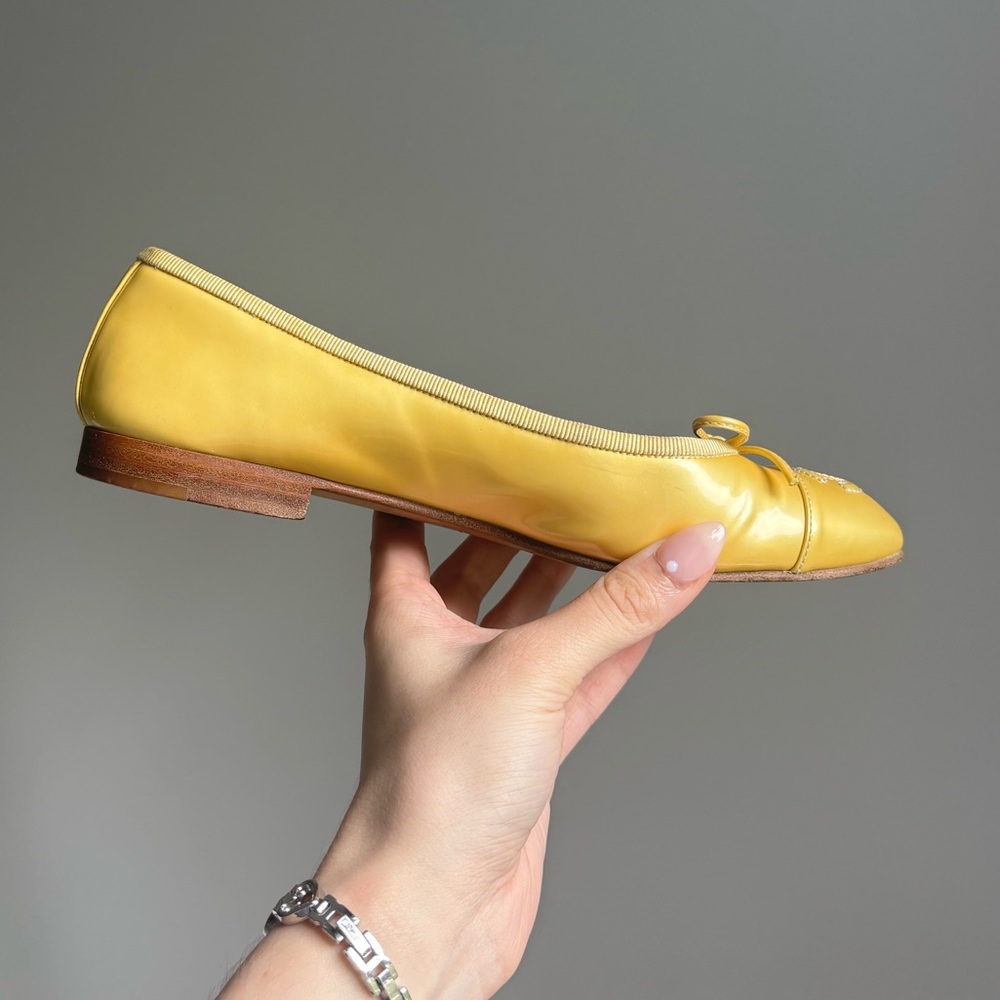 Chanel Yellow Patent Leather Ballet Flats – CC Logo – Size 37 (US 6.5/7)